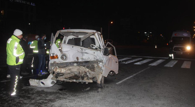 Balıkesir’de kırmızı ışıkta can pazarı: 1 ölü, 6 yaralı görseli