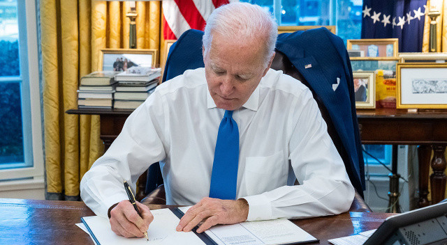 Biden, Donetsk ve Luhansk'la ticareti yasakladı görseli