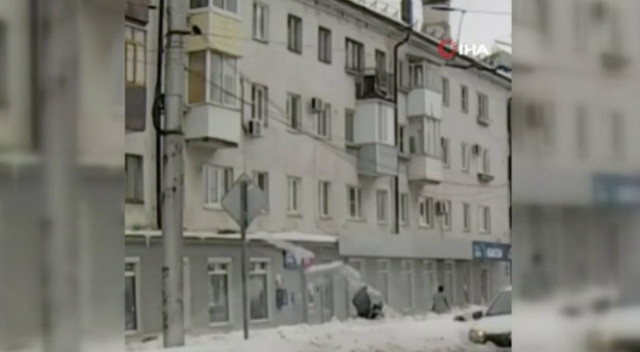 Çatıdaki buzlar anne ve bebeğin üzerine düştü görseli