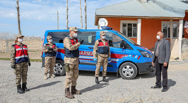 Devriye atan jandarma ekiplerine taşlı saldırı görseli