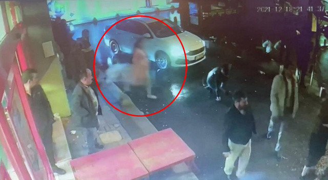 Düğün savaşa döndü: Gelinlikle kavgaya koştu görseli