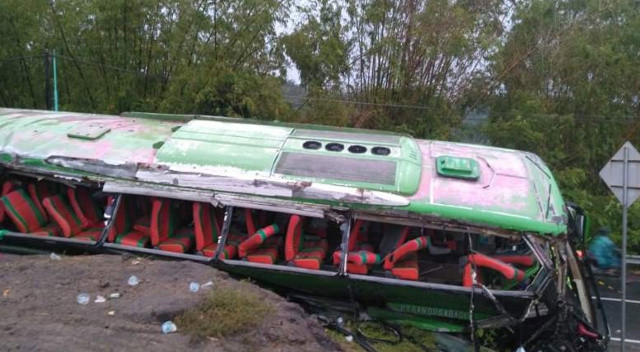 Endonezya'da otobüs kazası: 13 ölü, çok sayıda yaralı var görseli