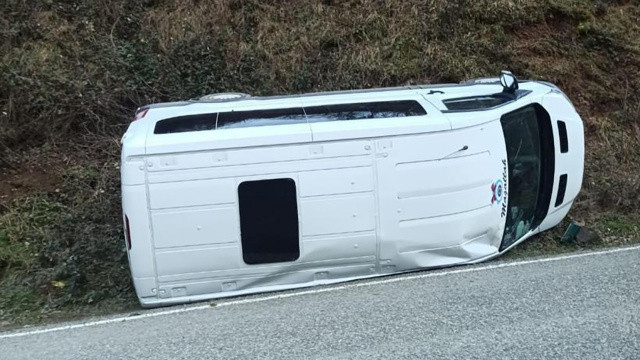 Giresun'da öğrenci servisi devrildi, yaralılar var görseli