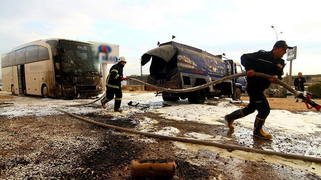 Nijerya'da akaryakıt yüklü tanker yolcu otobüsüyle çarpıştı: 17 ölü görseli