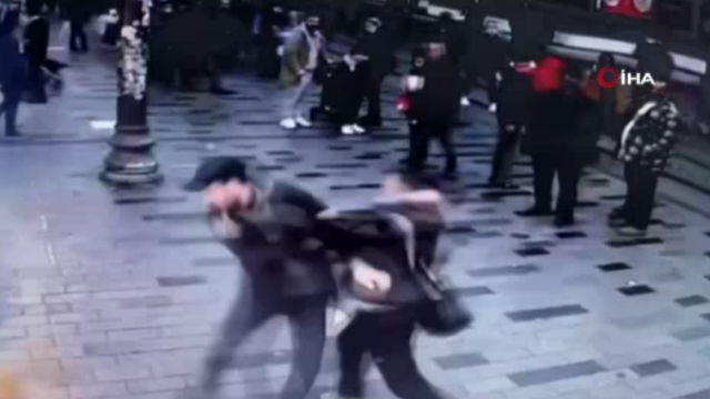 Parfüm almak istemeyen turisti dövüp başında şişe kırdılar görseli
