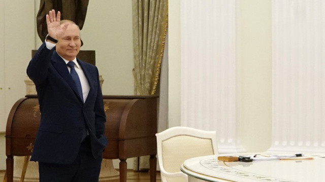 Putin, Macron'u eli cebinde karşıladı görseli
