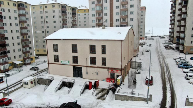 Sivas'ta minaresiz cami minaresine kavuşuyor görseli