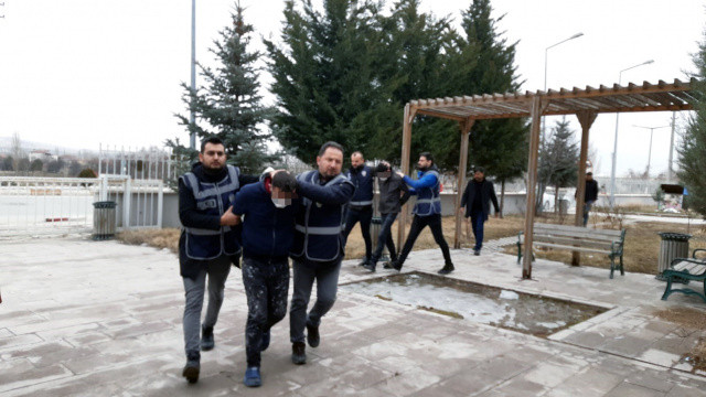 Su isteme bahanesiyle girdiler, boğazını kestiler görseli