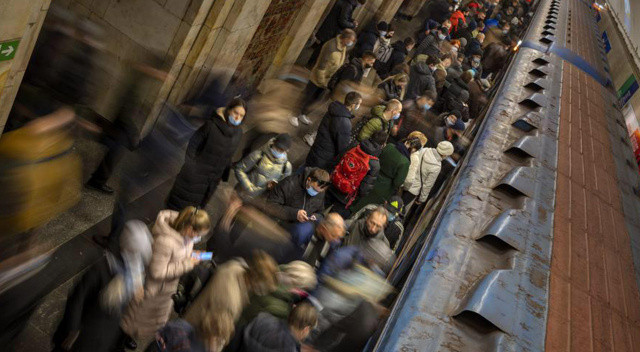 Ukrayna’da halk metro istasyonuna sığındı görseli