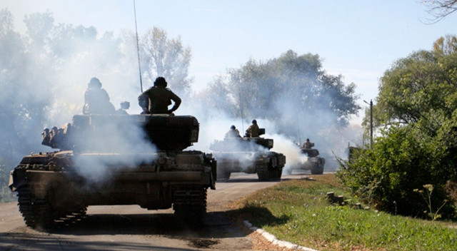 Ukrayna: Rus askerleri Ukrayna ordusuna ait bazı araçları ele geçirdi görseli