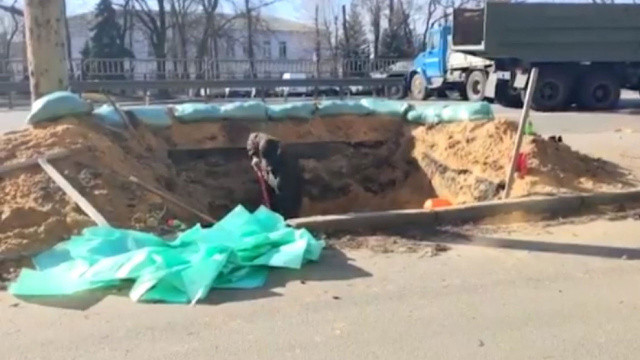 Ukraynalılar Rus işgaline karşı hendek kazmaya başladı görseli