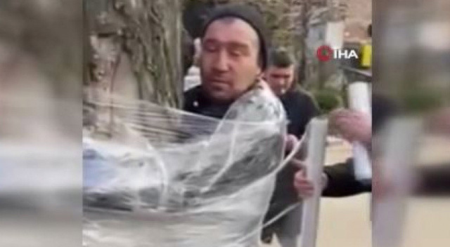 Ukraynalılar yakaladıkları Rus vatandaşını ağaca bağladı görseli