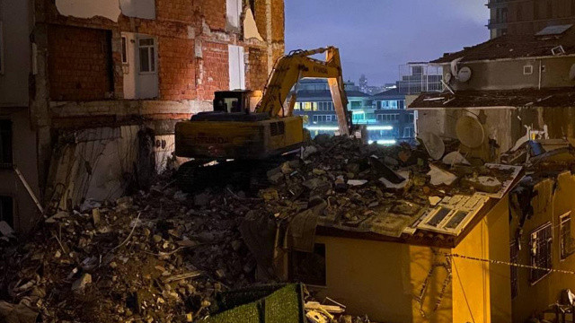 Üsküdar’da patlama yaşanan bina iş makinalarıyla yıkıldı görseli