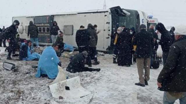 Yozgat'ta otobüs devrildi: 1 ölü, 5'i ağır 34 yaralı görseli