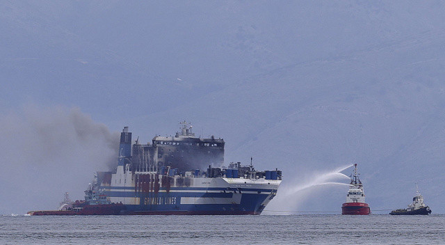 Yunanistan'daki feribot yangınında kaybolan 12 kişiden biri bulundu görseli