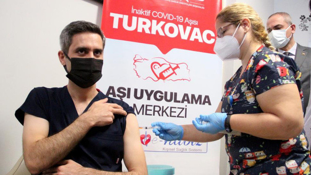 Yerli aşıya büyük ilgi: Yurdun dört bir yanında Turkovac uygulanmaya başladı görseli