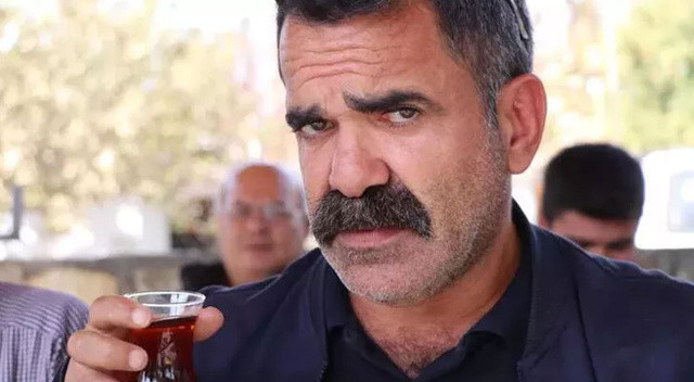 ‘Çaycı Hüseyin’ karakteriyle tanınan Alpaslan Özmol dolandırıldı, soluğu mahkemede aldı görseli