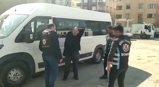 Akılalmaz olay! Kolu olmayan sürücü okul servisi kullanırken yakalandı görseli