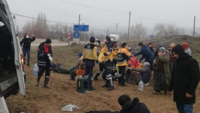 Amasya’da tarım işçilerini taşıyan minibüs devrildi: 17 yaralı görseli