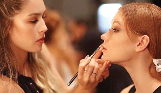 Doğru makyaj için yüz analizi şart görseli