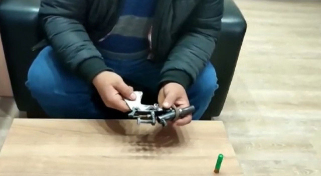 Gözaltına alınan şüphelinin evinden kendi ürettiği silah çıktı görseli