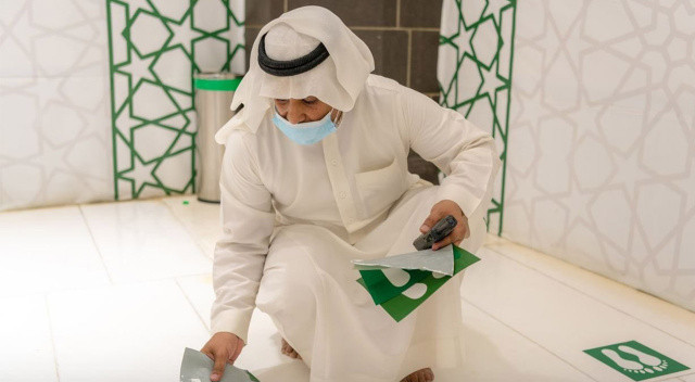 Kabe’de sosyal mesafe etiketleri çıkartıldı görseli