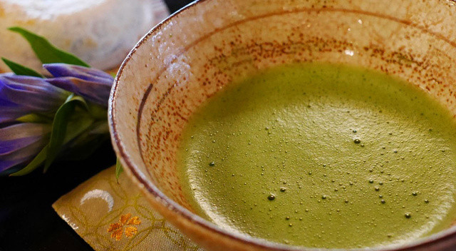 Karaciğer ve böbrekleri koruyor: Matcha çayı nedir, nasıl demlenir? görseli