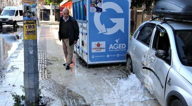 Kaza yapan araç su borusuna çarpınca etrafa şelale gibi su aktı görseli