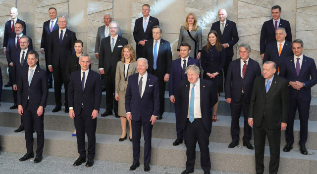 Kritik NATO Zirvesi başladı! Liderler aile fotoğrafı çektirdi görseli