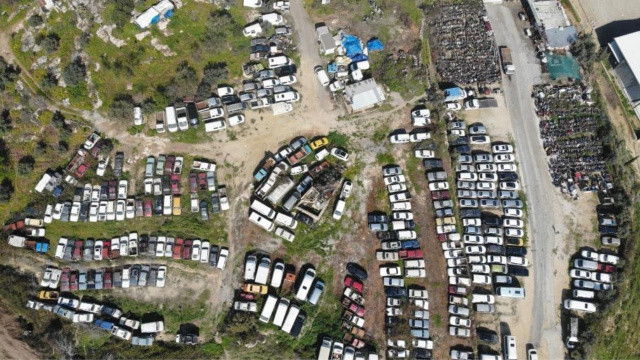 Piyasa değeri 100 milyon olan araçlar otoparklarda çürüyor görseli