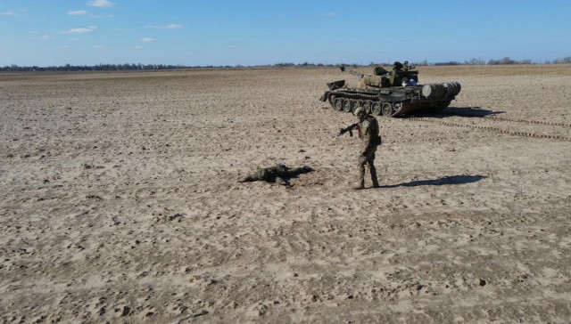 Rus ordusunda çözülme başladı! Para ödülü karşılığı tankını teslim etti görseli