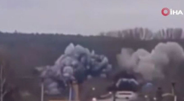 Rus ordusunun Kiev’e girişini önlenmek için köprüler yıkılıyor görseli