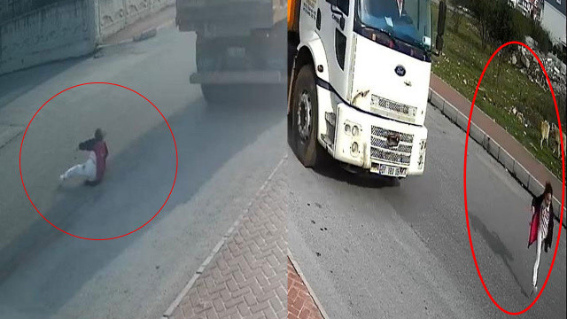 Sokak köpeklerinden kaçarken kamyonun altında kalan küçük kız yaşam mücadelesi veriyor görseli