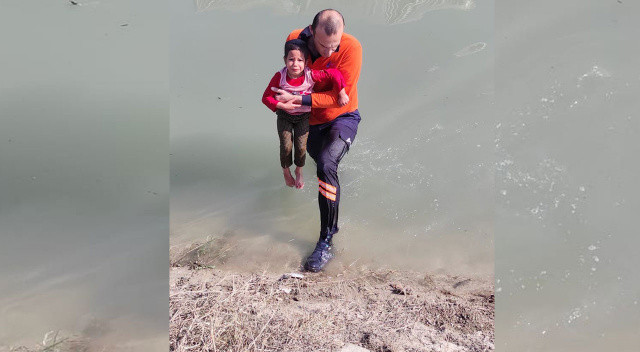 Sulama kanalına düşen küçük kızı belediye personeli kurtardı görseli