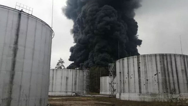 Ukrayna Çernihiv'de petrol rafinerisi vuruldu görseli