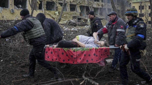 Ukrayna'da savaşın simgesi olan hamile kadın ve bebeği hayatını kaybetti görseli