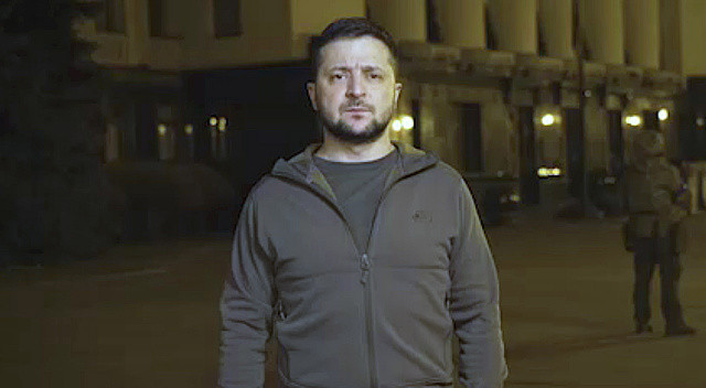 Zelenskiy Rusya vatandaşlarına seslendi: Oğullarınızı bu savaştan kurtarın görseli