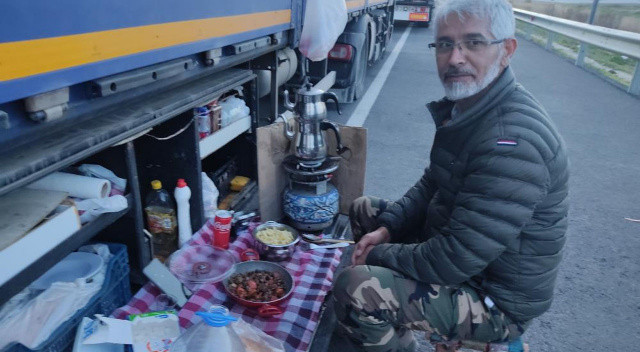 5 kilometrelik kuyrukta kimi mülteci nöbeti tutuyor, kimi iftar açıyor görseli
