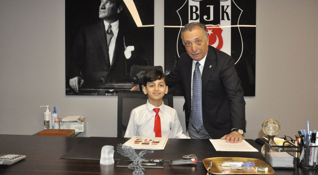 Ahmet Nur Çebi, 23 Nisan'da koltuğunu sağlık çalışanı bir annenin oğluna devretti görseli