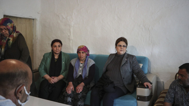 Aile Bakanı'ndan Kırşehir'de katledilen Şeyma'nın ailesine ziyaret görseli