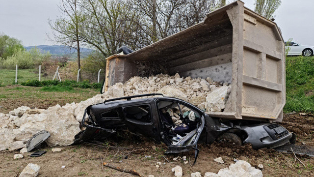 Amasya'da üzerine kamyon devrilen aracın sürücüsü öldü görseli