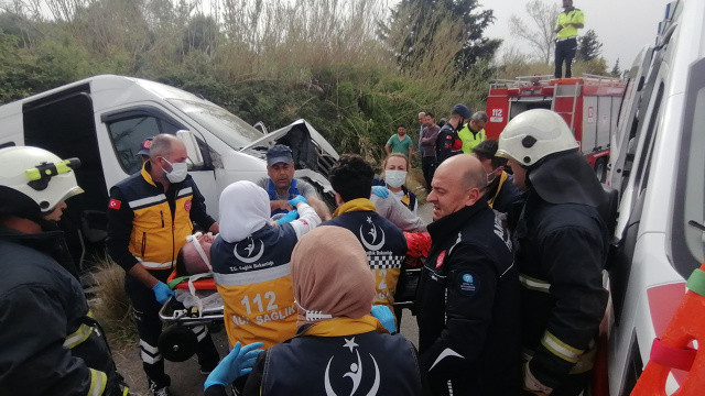 Antalya'da lastiği patlayan tur minibüsü devrildi, 12 turist yaralandı görseli