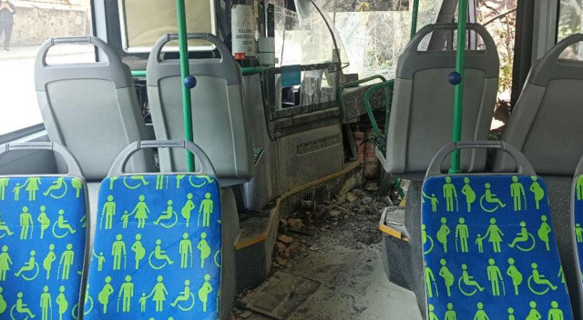 Beykoz'da İETT otobüsü kayalıklara daldı: Çok sayıda yaralı var görseli