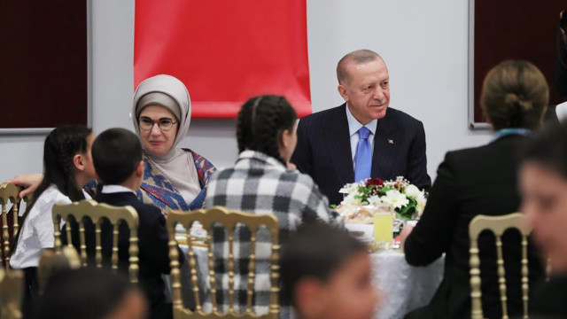 Cumhurbaşkanı Erdoğan çocuklarla iftar yaptı görseli
