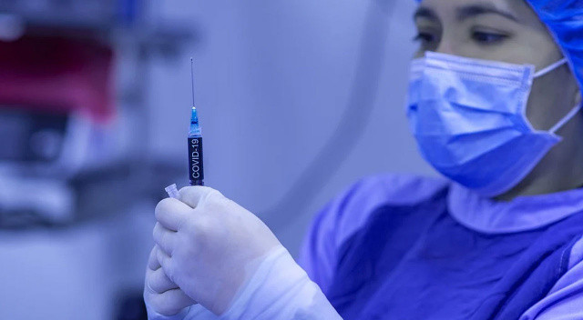Dünyada ilk… Bilim dünyası şokta! 20 gün içinde iki kez koronavirüse yakalandı görseli