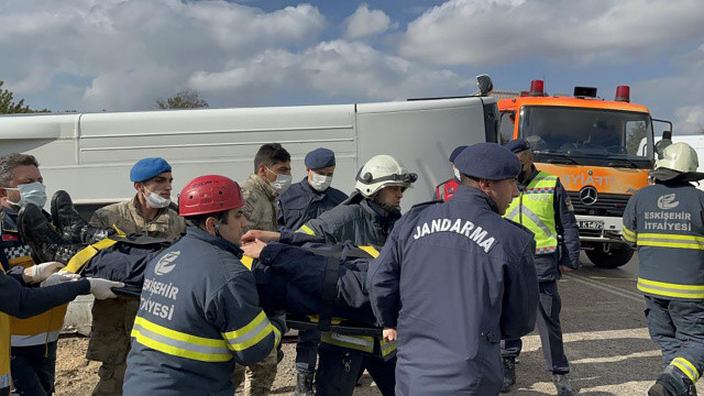 Eskişehir’de cezaevi otobüsü devrildi, yaralılar var görseli