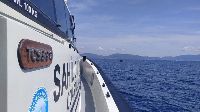 Fethiye'de botları batmak üzere olan 17 göçmen kurtarıldı görseli