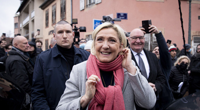 Fransız Le Pen'den tehlikeli vaat: Seçilirse başörtüsünü yasaklayacak görseli