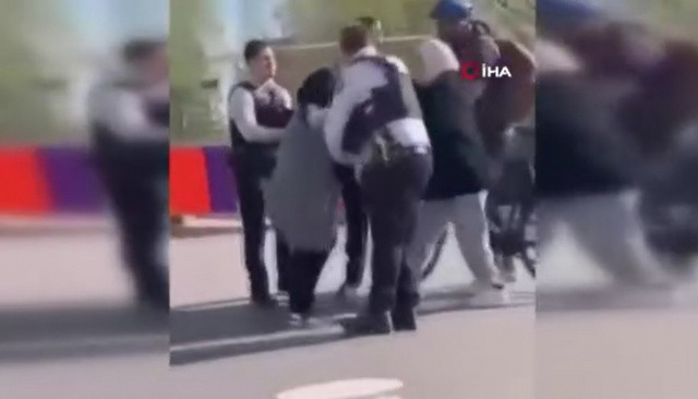 Fransız polisi, başörtülü kadınları yumrukladı görseli