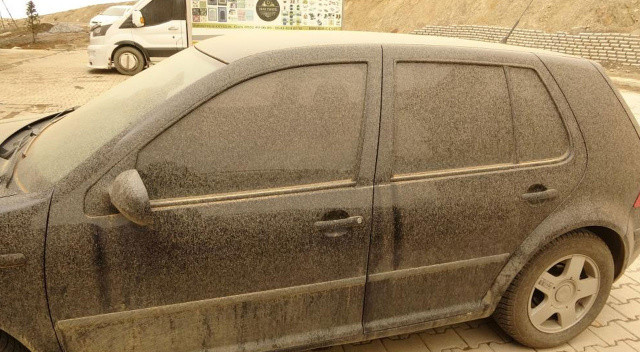 Hakkari'de toz bulutu araçları çamura bürüdü görseli